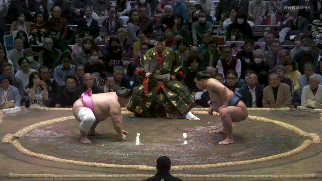 Grand Sumo: Hoshoryu vs. Ura.