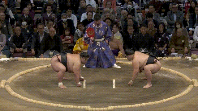 Meisei defeats Takakeisho via yorikiri.