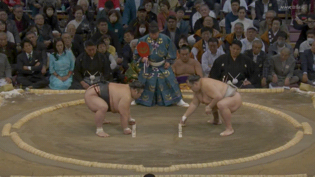 Takakeisho defeats Hokutofuji via oshidashi.