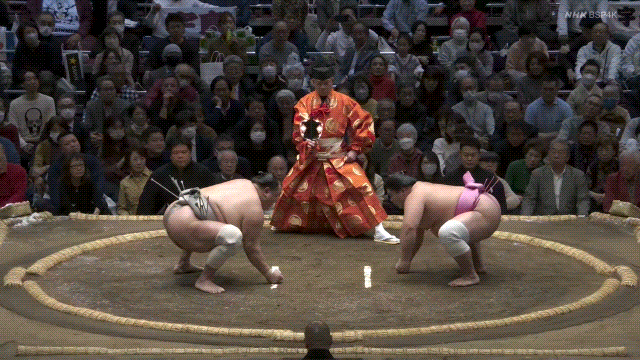 Grand Sumo: Hokutofuji vs. Ura.