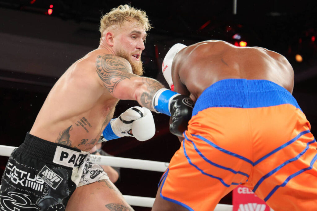 Boxing: Jake Paul vs Andre August Dec 15, 2023; Orlando, Florida, USA; Jake Paul fights Andre August in the first round at Caribe Royale Orlando. , EDITORIAL USE ONLY PUBLICATIONxINxGERxSUIxAUTxONLY 20231215_nrs_fo8_00011_