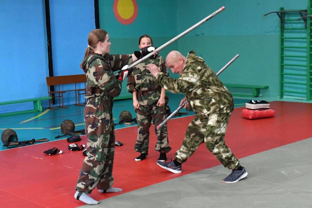Russia Education Basic Military Training 8525838 27.09.2023 Schoolchildren take part in a basic military training course at the school No 2 named after Yuri Gagarin in the town of Divnogorsk, Krasnoyarsk region, Russia. Ilya Naymushin Sputnik Krasnoyarsk region Russia PUBLICATIONxINxGERxSUIxAUTxESTxLTUxLATxNORxSWExDENxNEDxPOLxUKxONLY 